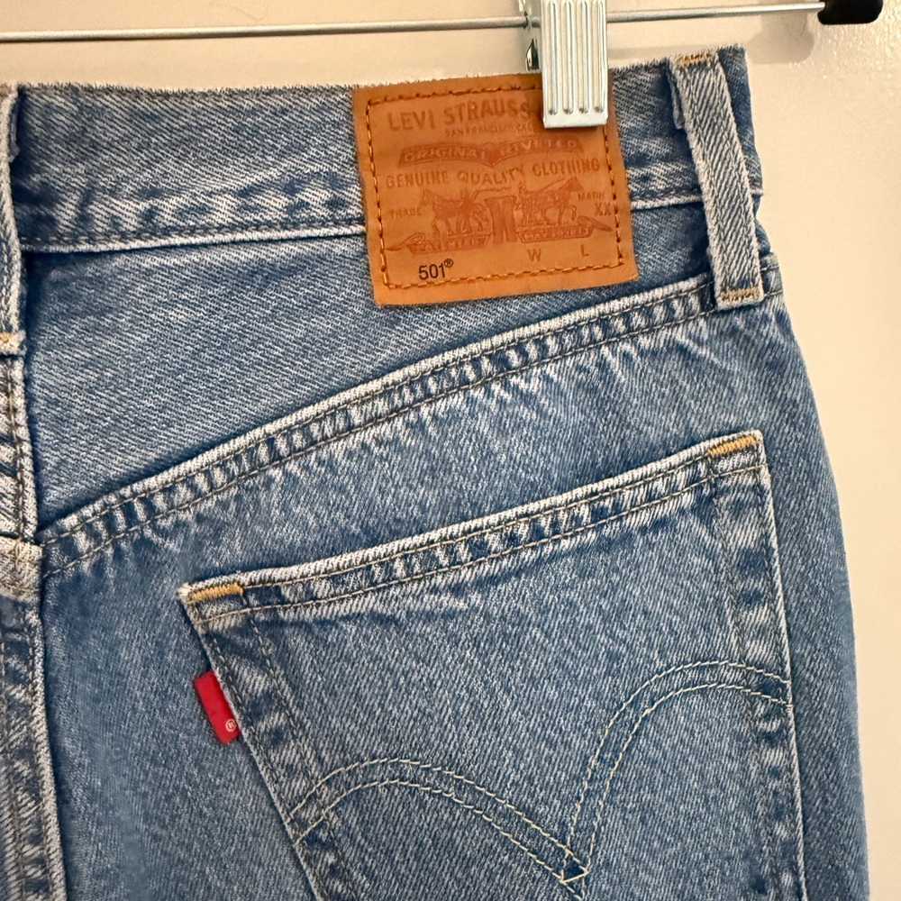 Levi’s classic distressed women’s jeans with rips size 27